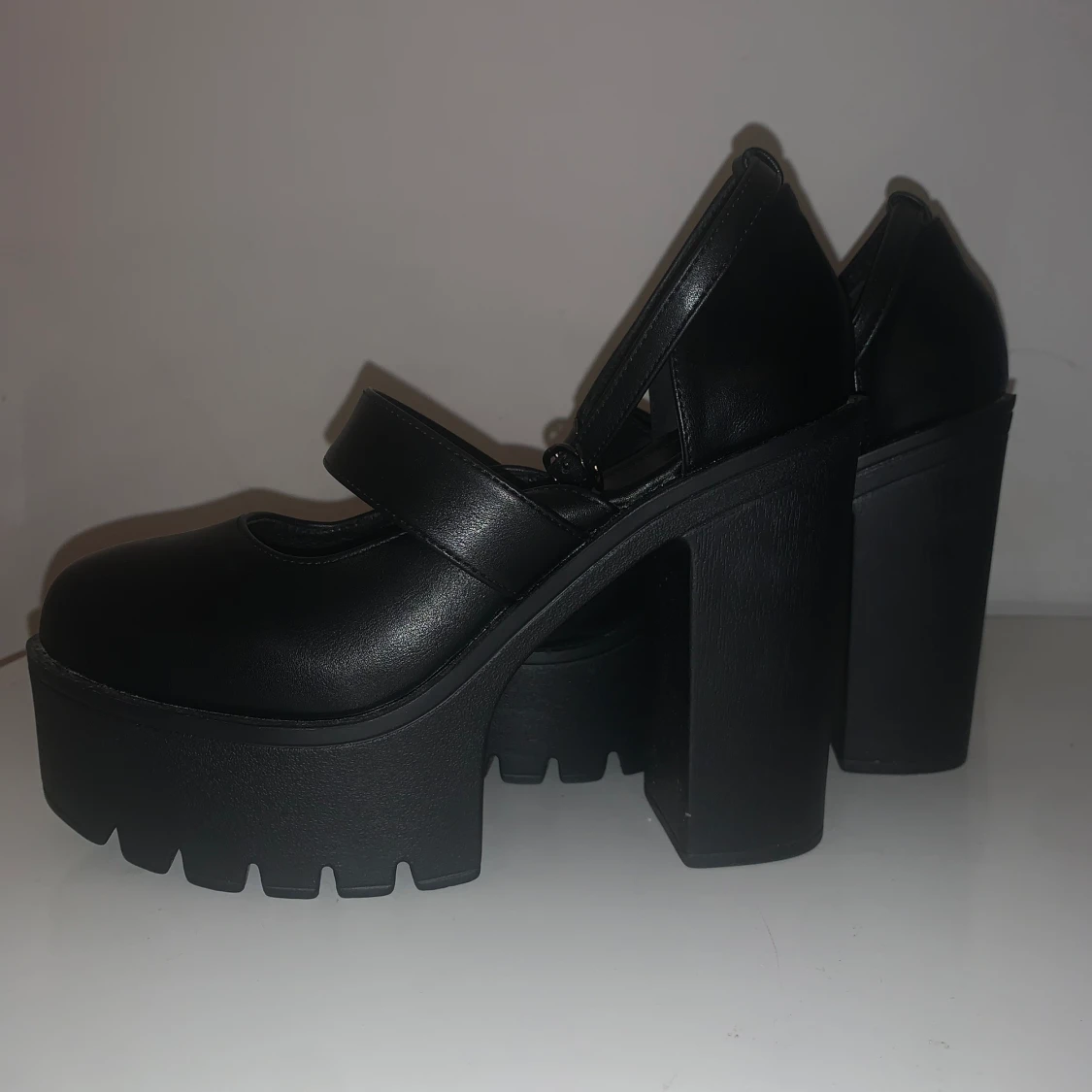 svarta klackskor 😻 - 90