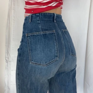 Massimo Dutti Jeans 36 - Massimo Dutti Jeans stl 36. Fint skick lite slitningar längst ner på byxorna bak. Till marken på mig som är 180 cm. ❤️