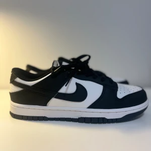 Nike dunk low - Skorna är helt nya och oanvända, säljer för 950 och dem är i storlek 40
