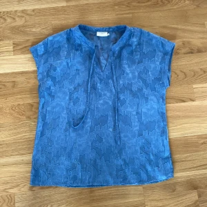 Blå topp - En blå fin topp med många vackra detaljer. Den har inga defekter. Skriv privat för mer info❤️
