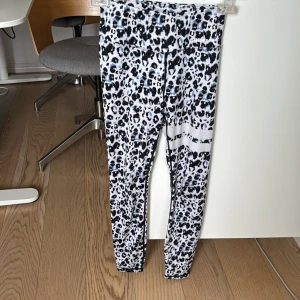 Träningsbyxor  - Super fina Strongers i leopardmönster. Säljer för dom kommer inte till användning.
