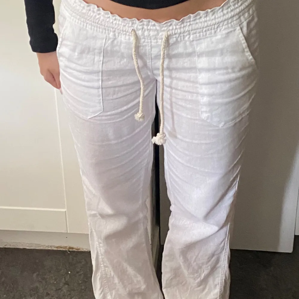 Jag säljer ett par vita, Roxy linnebyxor som är helt oanvända pga fel storlek! Byxorna är super fina och inte alls genomskinliga, storlek S. . Jeans & Byxor.