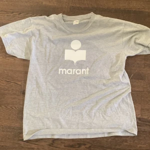 Marant t-shirt  - Tjena säljer denna marant tröja för att den inte kommer till nytta  Storlek XL  Väldigt bra skick   Pris kan duskuteras