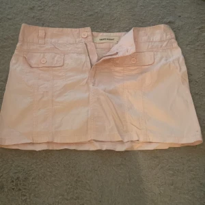 Lite tunnare jeans kjol - Storlek 40 men passar 38