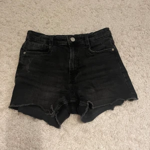 Jeans shorts - Säljer mina shorts i bra skick som inte kommer till användning, de är mid waist och har tjusterbar midja!💓