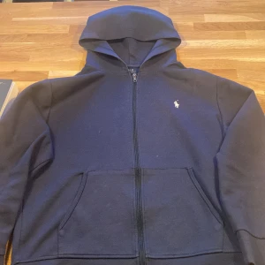 Ralph lauren zip  - Hej säljer denna Ralph Lauren zip hoodie.  Den kommer inte till användning längre så jag säljer den om det är något ni undrar så är det bara att skriva till mig privat 👍