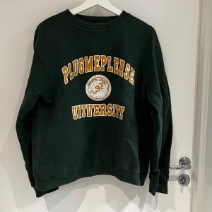 Rare plug me please college tröja - Använd men i bra skick!  Ovanlig plug me please tröja! 
