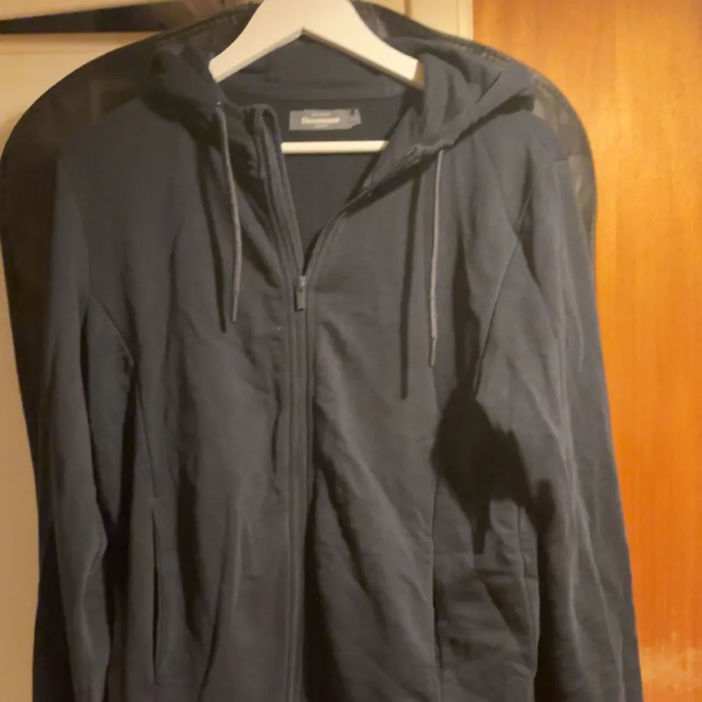 Tja! Säljer zip hoodie ifrån dressman i mörkblå färg, denna är använd ca 10-13 ggr men fortfarande i skick 8/10.. Tröjor & Koftor.