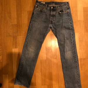 Levi’s 501 30/32 - Bra skick utöver ett litet hål precis under midjan.   Hör av dig vid frågor!