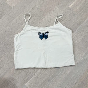 Vit topp - • strl M (passar S också) • fint skick 