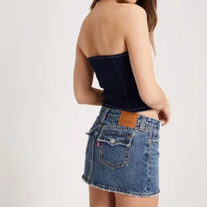 Levis kjol - Säljer min lågmidjade kjol från Levis, köpt i juli 2023 knappt använd, köptes för 430 från Zalando🥰