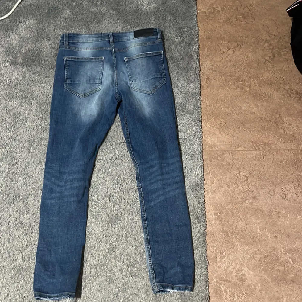 Säljer supply and demand jeans storlek S i blå efter som de är för små på mig nu. Mer bilder eller frågor så e de bara o skriva . Jeans & Byxor.