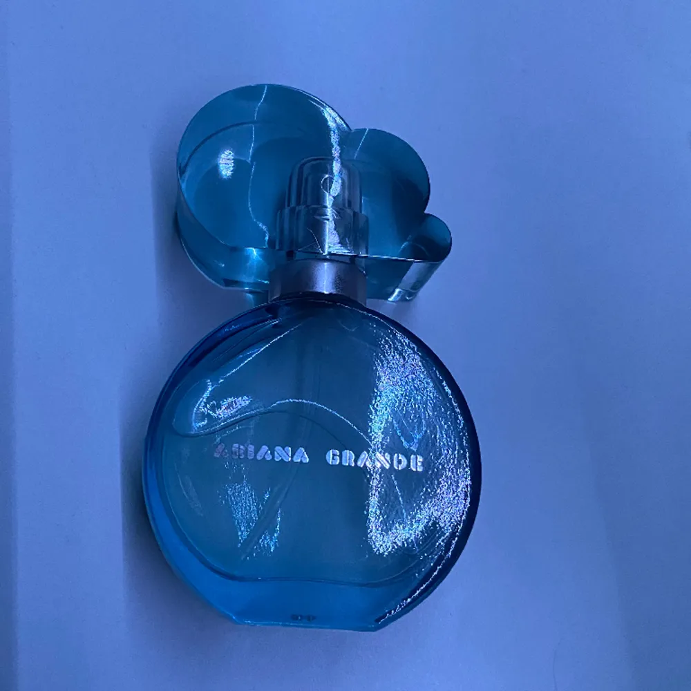 Säljer min helt nya Ariana Grande parfym ”Cloud” för jag fick dubbla i julklapp. Helt oanvänd, förpackningen finns kvar. Om man vill ha fler bilder kan man skriva i DM💕. Övrigt.