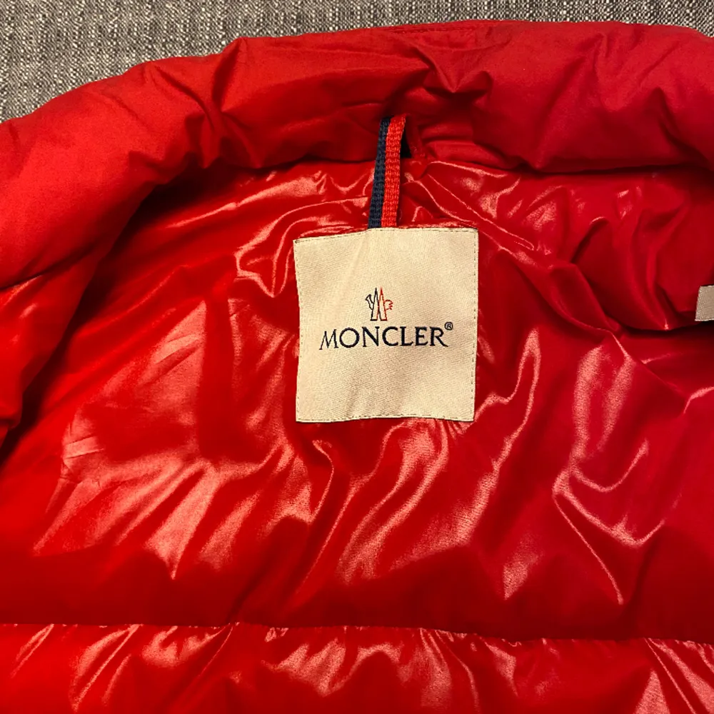 Nyskick, dunväst Moncler. Inköpt på NK Gbg för 4 år sedan för 3599:-, knappt använd . . Jackor.