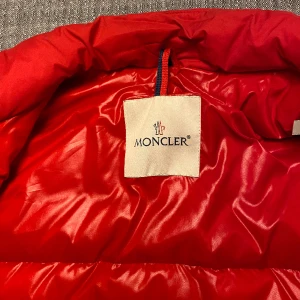 Moncler dunväst 154 cl - Nyskick, dunväst Moncler. Inköpt på NK Gbg för 4 år sedan för 3599:-, knappt använd . 