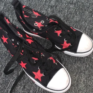 Stjärnskor  - Converse liknande skor jag aldrig har använt💕 med en högre klack så typ en blandning mellan Isabel amarant och converse💕 passar både 38 och 39