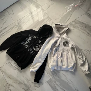 Rhinestone hoodie - Hej. Säljer nu dessa två hoodies från aim for the moon. Storlek M. Någon rhinestone har lossnat på tröjorna men det är inget man tänker på. Säljer båda två tillsammans för 800. Alltså 400 styck! Skriv vid ytterligare frågor.