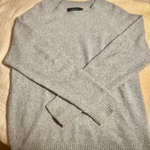 Säljer denna trendiga gråa stickade tröja grön från vero moda! Stl L och har använts fåtal gånger då den är förstor för mig! 💘 Kan hämtas upp och skickas