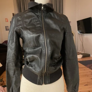Bikerjacka - Biker/skinnjacka köpt vintage. Lite slitningar på armen men syns ej på håll. Skriv om frågor 
