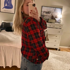 Rutig jacka / bomberjacka  - Aldrig använt. Jättebra skick. Rutig röd bomberjacka. Cool unik, sitter jättesnyggt o najs material lite fodrad 