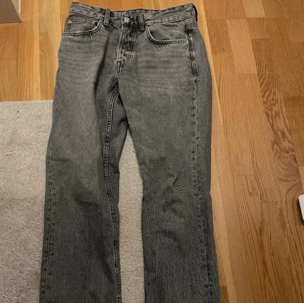 Säljer nu dessa jeansen från zara som passar till dig med Stockholmsstil | nypris 500 | zara storlek 38 men sitter som 30/30-31 | nyskick | pris kan diskuteras vid snabb affär | hör av er vid minsta funderingar😊. Jeans & Byxor.