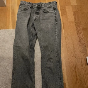 Jeans  - Säljer nu dessa jeansen från zara som passar till dig med Stockholmsstil | nypris 500 | zara storlek 38 men sitter som 30/30-31 | nyskick | pris kan diskuteras vid snabb affär | hör av er vid minsta funderingar😊