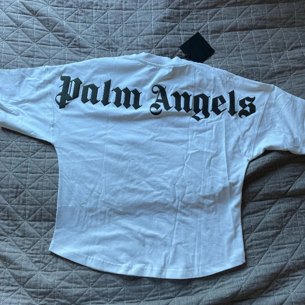 Säljer dessa oversized Palm angles tees. En vit och en svart. Priset gäller båda annars 420kr/styck. Står Palm angles över ryggen. Står storlek S men de är XL enligt andra plagg. Bara skriva ifall du har funderingar 😊. T-shirts.