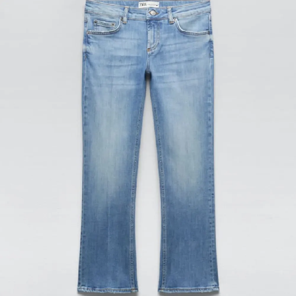Helt nya jeans från Zara, lapparna finns kvar! Slutsålda på hemsidan. Croppade och lågmidjade med en blekt effekt frampå. Jätteskön passform. Jeans & Byxor.