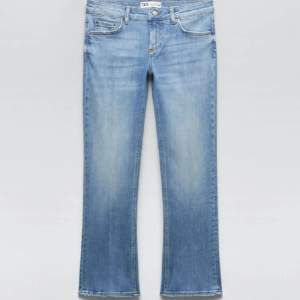 Helt nya jeans från Zara, lapparna finns kvar! Slutsålda på hemsidan. Croppade och lågmidjade med en blekt effekt frampå. Jätteskön passform