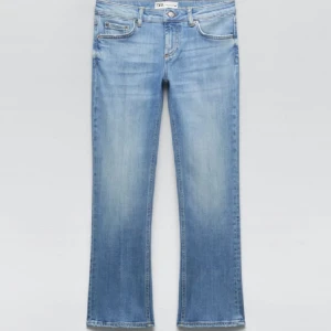 Jeans - Helt nya jeans från Zara, lapparna finns kvar! Slutsålda på hemsidan. Croppade och lågmidjade med en blekt effekt frampå. Jätteskön passform