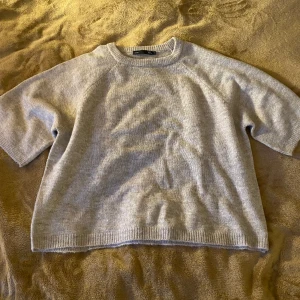 Trekvartsärmad stickad t shirt från lager 157 - Skönt och mjukt material, använd en gång, stor i storleken, köpt för 150kr