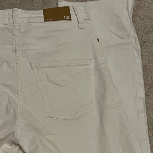 Vita jeans - Basic som man nästan måste ha?! 🤍 Säljer på grund av för små, men knappt använda 🫶🏻 