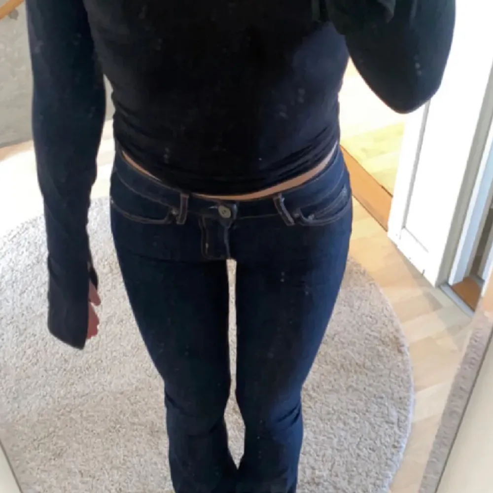 Säljer mina low waist bootcut jeans från crocker eftersom de ej kommer till användning och inte riktigt min stil, är 157cm lång och för mig är dom perfekt i längden (precis ner till marken) inga skador eller defekter. Säljer för 450kr! (nypris 1300) . Jeans & Byxor.