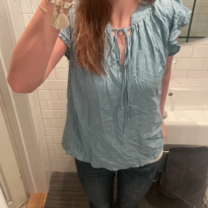 Grön blus  - Säljer nu denna fina blus från Lascana. Den är helt oanvänd och lappen sitter kvar. Passar perfekt till vardagen. Säljer då den var för stor på mig och inte riktigt min stil. Kontakta vid intresse❤️❤️