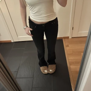 Svarta jeans - Svarta low waist bootcut jeans från zara. Säljs för att de har blivit för stora 🥰 Har några defekter, skriv privat för bilder