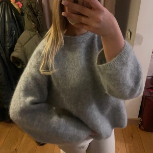 Blå gråa stickad tröja i ull/mohair - Fin blågrå ull/mohair stickad tröja från H&M premium selection!Tröjan är i Stl S.  Nypris 699kr och är slutsåld på hemsidan. Använd fåtal gånger (runt 3-5 ggr) Säljer för 500(vid fler intresserade blir det budgivning)