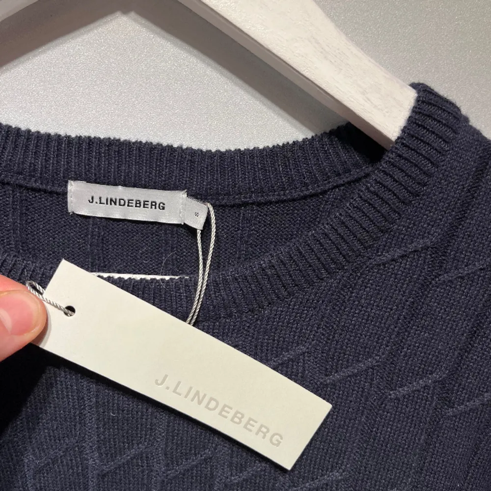 Säljer en helt ny stickad tröja från J Lindeberg med lapparna kvar, endast testad. Inga defekter eller skador. Riktigt snygg över en vit skjorta till ett par jeans. Storlek small. Stickat.