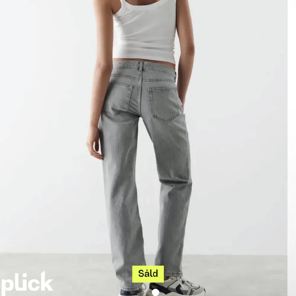 Säljer dessa skit snygga jeansen från Gina tricot dom är i bra skick, dom är low waisted. Priset går att diskutera 💕🫶🏽. Jeans & Byxor.