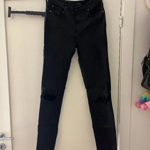 Svarta skinny jeans - Svarta skinny jeans med hål på knäna. Högmidjade och ganska långa i benen. Från Cubus🩷