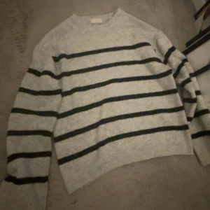 Stickad tröja  - Så skön och mysig tröja från mango. Andvänt några gånger, sticks inte och passar till det mesta. Storlek 13-14 years. Men ganska stor i storleken så passar nog Xs och S.
