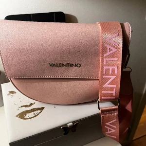 Valentino - Väska från Valentino i färgen rosa. Aldrig använd. Passar till både vardag och fest! 