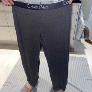 Gråa mjukisbyxor från Calvin Klein.  Säljes för byxorna är för stora. 