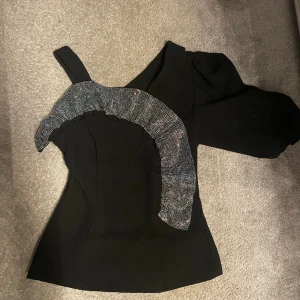 Top  - Köpt för 699,Asos design  Storlek 36