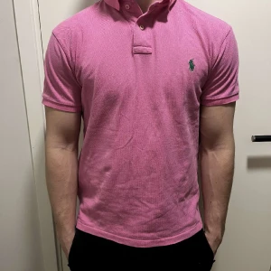 Ralph lauren piké  - Rosa Ralhp Lauren piké | Väldigt bra skick | Säljer för 299 kronor | 