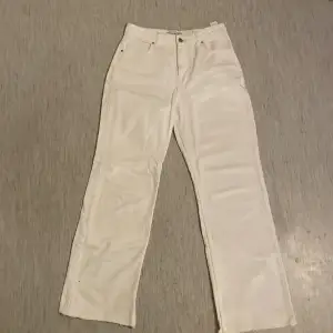 Supersnygga vita jeans i bra kvalitet som sitter som en smäck men används tyvärr för sällan hos mig