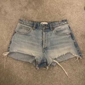Zara jeansshorts  - Super fina coola jeansshorts. Bra skick, köpte för ca 300kr💕