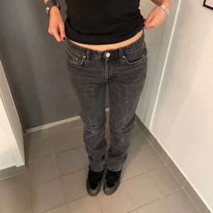 Svarta lågmidjade jeans - Modell 175 cm. Hör av er vid frågor! 