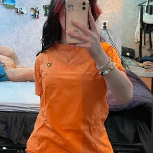 Orange lyle&scott tshirt - Orange tshirt från Lyle&Scott, aldrig använd🧡  Tvätt: 30 grader Material: 100% bomull