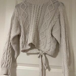 stickad tröja  - Precis som ny, köpt på gina tricot. syorlek Xs köpt för 450kr säljs för 200 men pris går att diskutera 