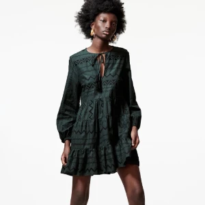 Zara klänning - Säljer denna superfina klänning från zara som användes en gång🫶